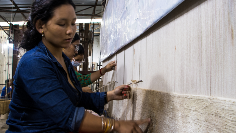 Rug weaving at a GoodWeave licensed exporter worksite. Photo credit: Nikki Thapa  